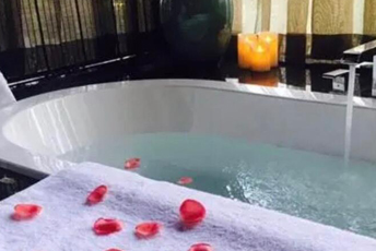 上海嘉定区水疗池中的失重冥想：当身体学会漂浮